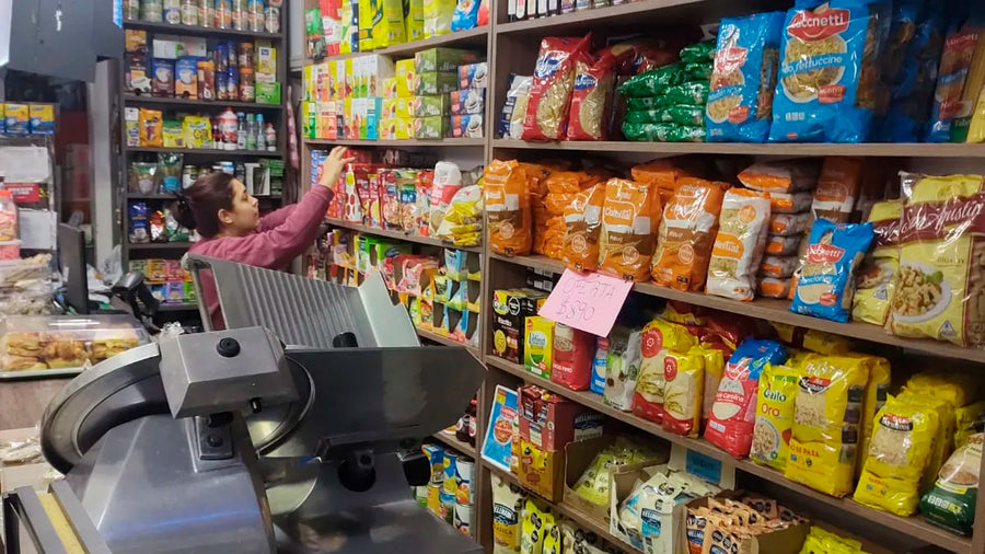 Bidones Aguasol en rack de almacén